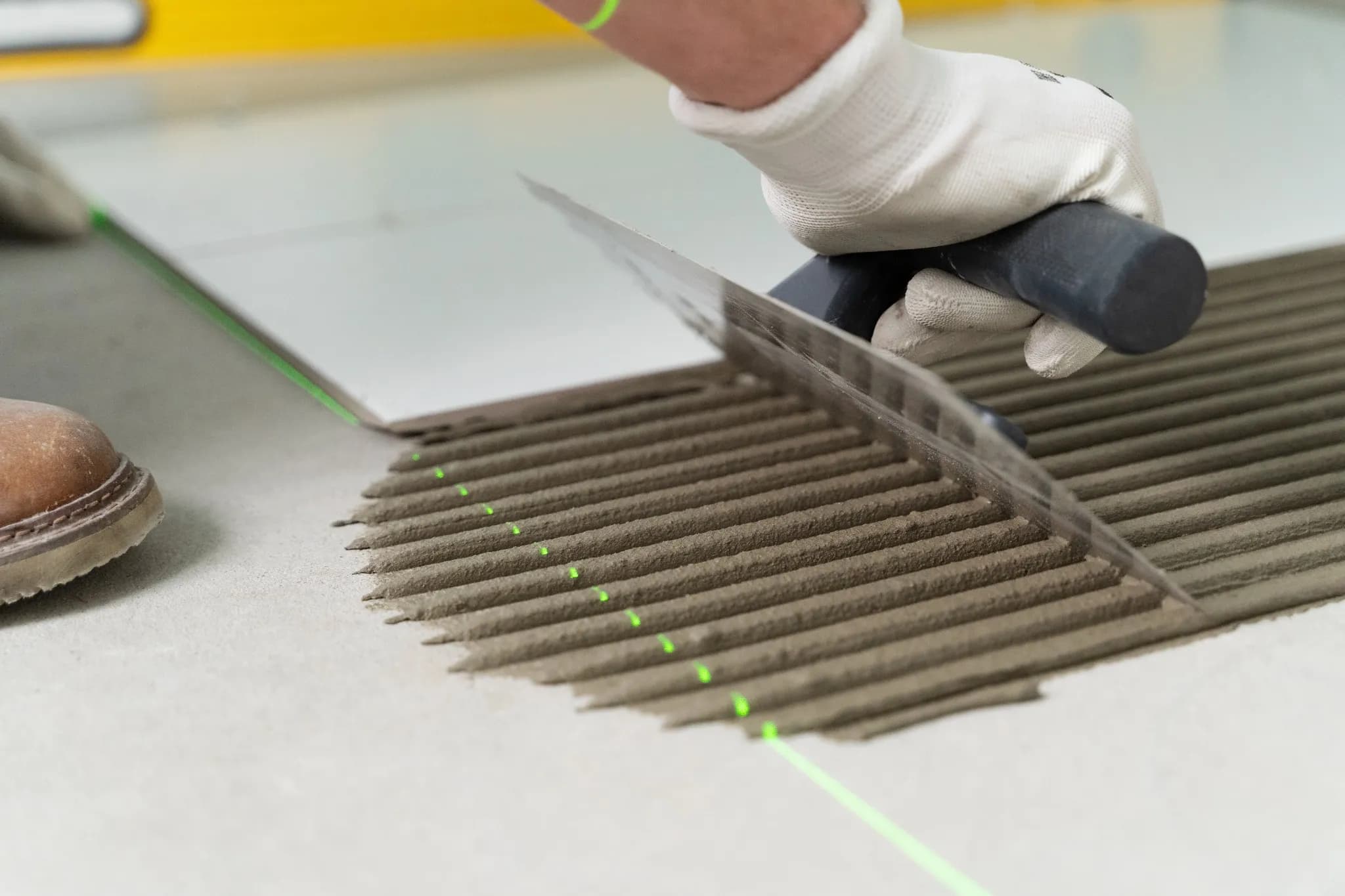 Pose de carrelage avec laser d'alignement